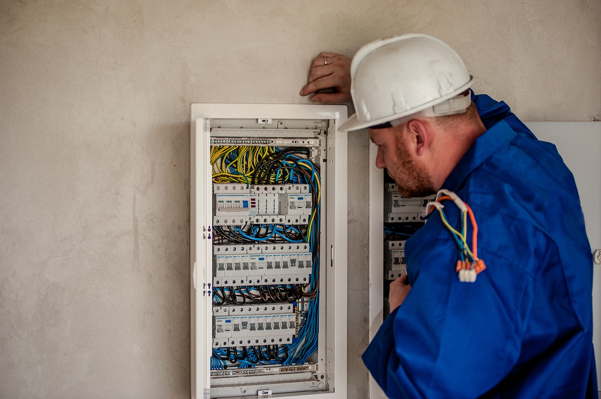 Elektriker tjekker elmåler på eltavle